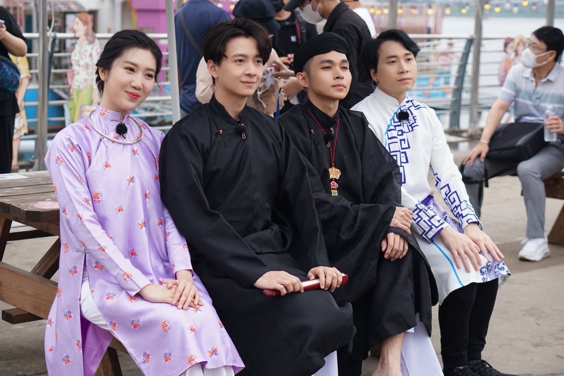 Có thể thấy, dàn cast diện áo dài truyền thống của Việt Nam tại đất nước Hàn Quốc