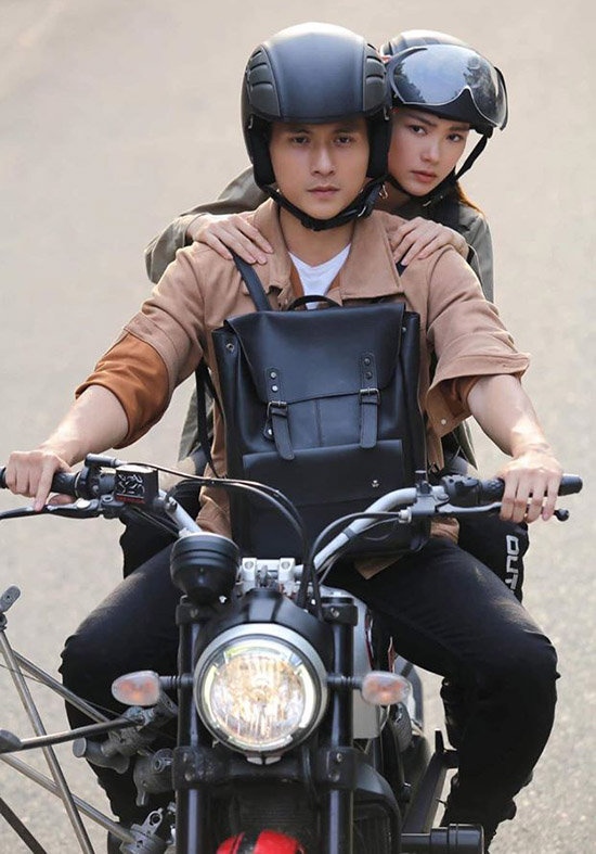 Trong web drama 'Kẻ săn tin', Lâm Bảo Châu và Minh Hằng đã có nhiều cảnh tình cảm