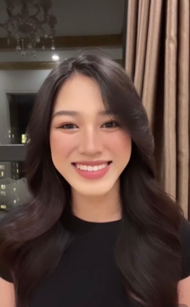 Hoa hậu Đỗ Thị Hà trổ tài nói tiếng Anh giao lưu với người hâm mộ