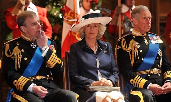 Bà Camilla căng thẳng khi ngồi giữa em chồng và Thái tử Charles