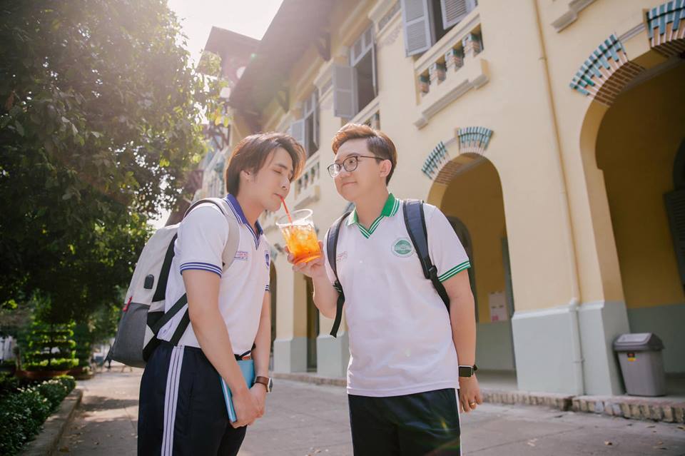 Hồng Tú và Huỳnh Lập đã bên nahu hơn 1 thập kỷ và bắt đầu chơi thân với nhau kể từ khi theo học tại trường THPT chuyên Thoại Ngọc Hầu