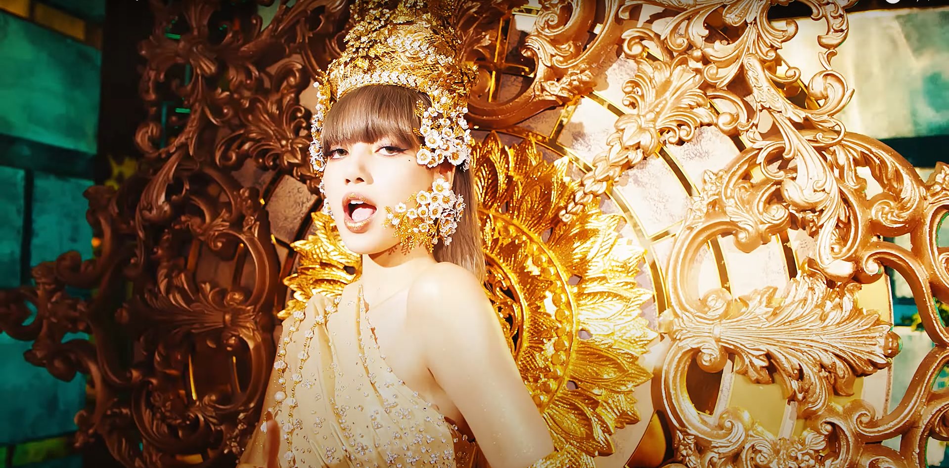 Bên cạnh âm nhạc, vũ đạo thì trang phục của Lisa trong MV cũng mang đậm phong cách Thái Lan