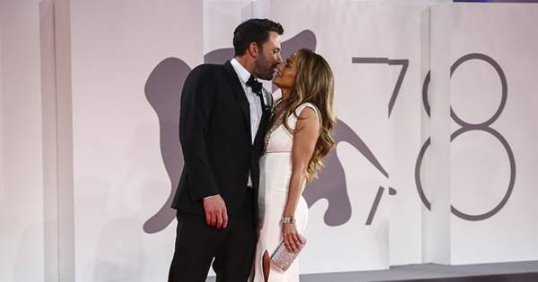 Ben Affleck bảo vệ Jennifer Lopez trước fan cuồng trên đường trở về Mỹ
