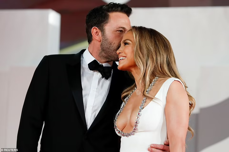 Cặp đôi đã liên tục thể hiện tình cảm ngay trên thảm đỏ của Liên hoan phim Venice