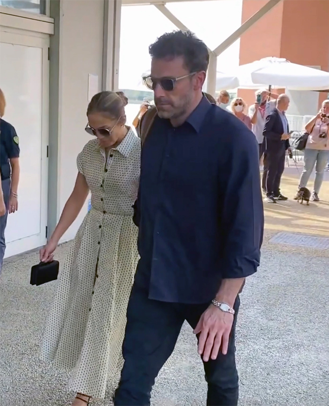 Ben Affleck và J.Lo trên đường di chuyển đến sân bay để trở về Mỹ sau 3 ngày ở Venice