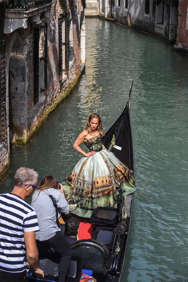 J.Lo lộng lẫy và kiêu kỳ khi chụp ảnh trên chiếc thuyền cổ ở kênh đào Venice