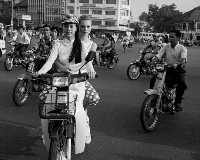 Hình ảnh siêu mẫu đình đám thế giới ngồi sau xe máy của người mẫu Việt Nam tiếp tục 'gây sốt' cộng đồng mạng sau 25 năm