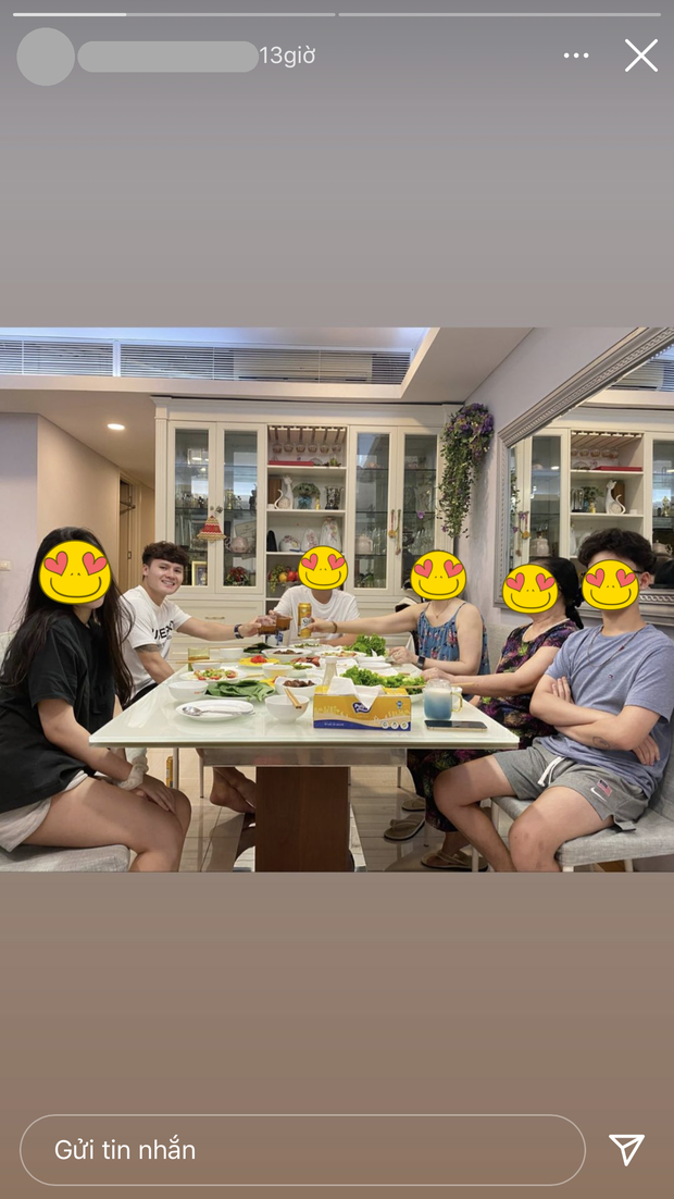 Trước đó 1 ngày, hình ảnh Quang Hải về ra mắt gia đình bạn gái cũng đã được rò rỉ trên mạng xã hội
