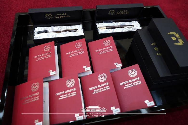 Theo luật pháp Hàn Quốc, hộ chiếu ngoại giao chỉ được trao cho Tổng thống, thành viên Chính phủ, quan chức cấp cao và đặc phái viên