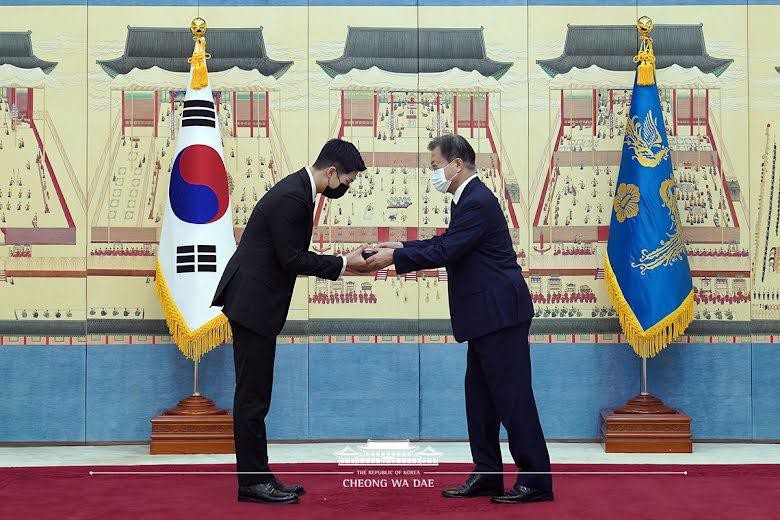 Trưởng nhóm RM là người đầu tiên nhận giấy bổ nhiệm, hộ chiếu ngoại giao và bút máy từ tay Tổng thống Moon Jae In