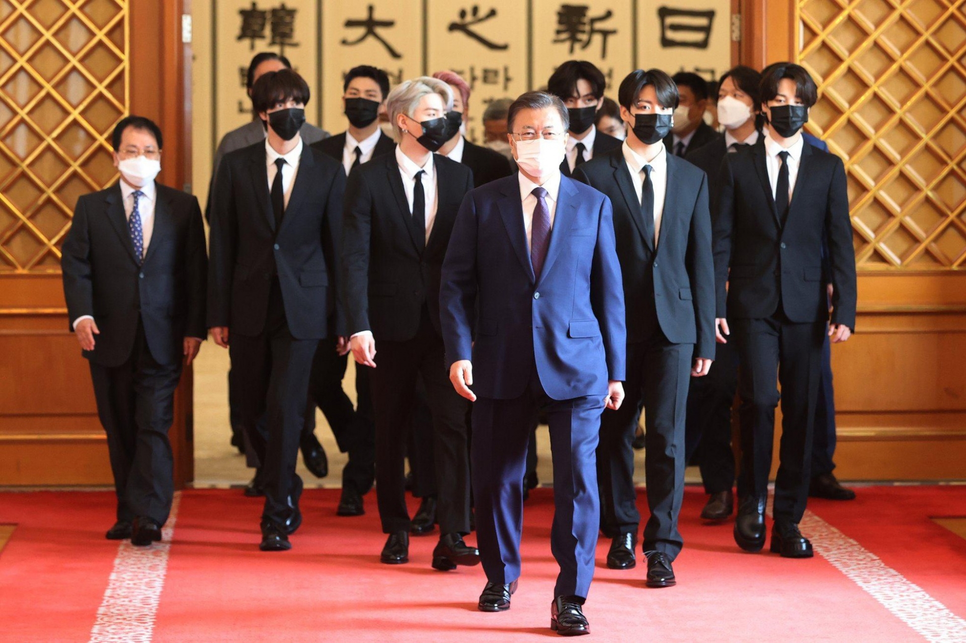 Tổng thống Moon Jae In và BTS tiến vào hội trường chính của Nhà Xanh