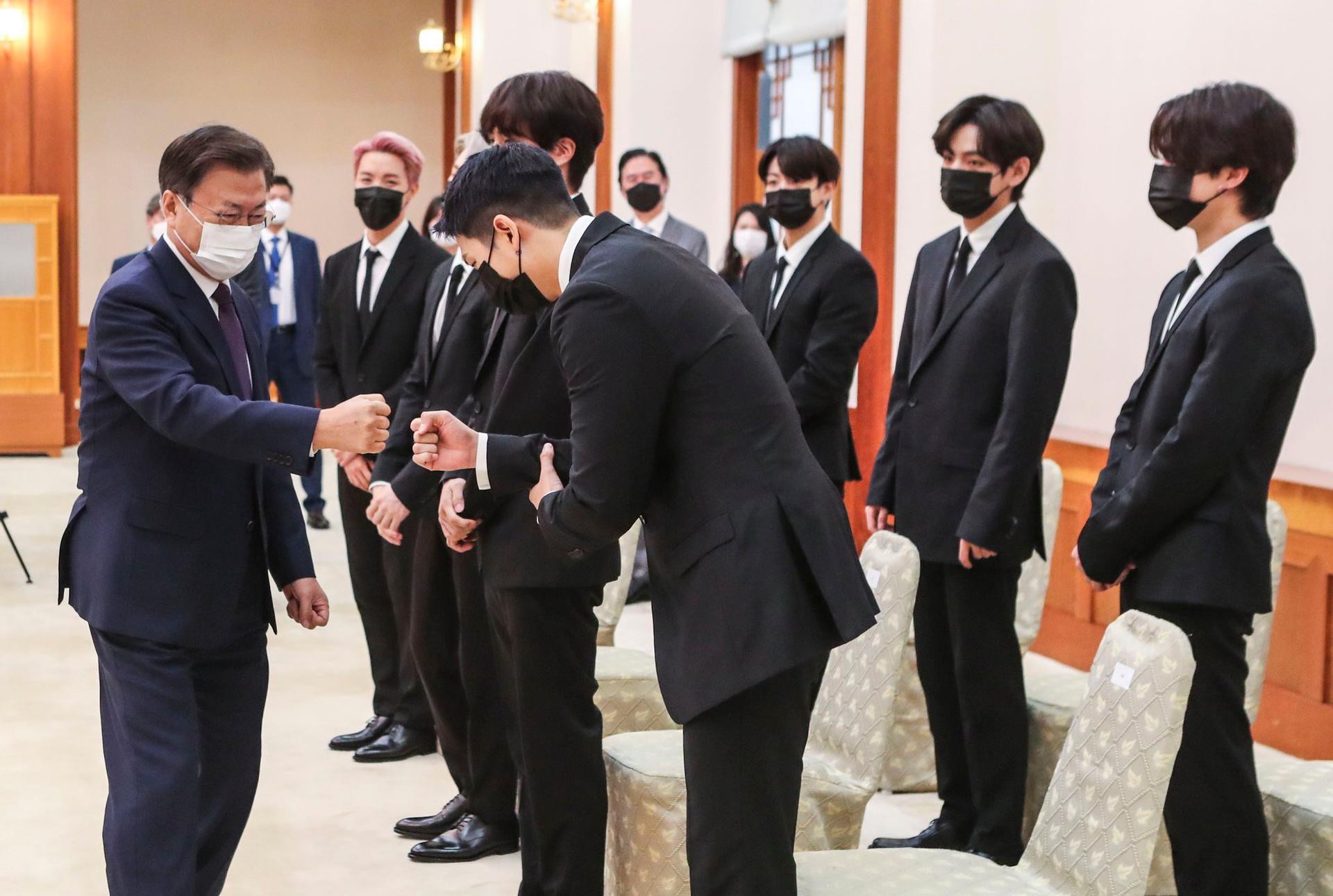 Khoảnh khắc cụng tay giữa Tổng thống Moon Jae In và các thành viên BTS ngay lập tức 'gây sốt' mạng xã hội xứ Hàn