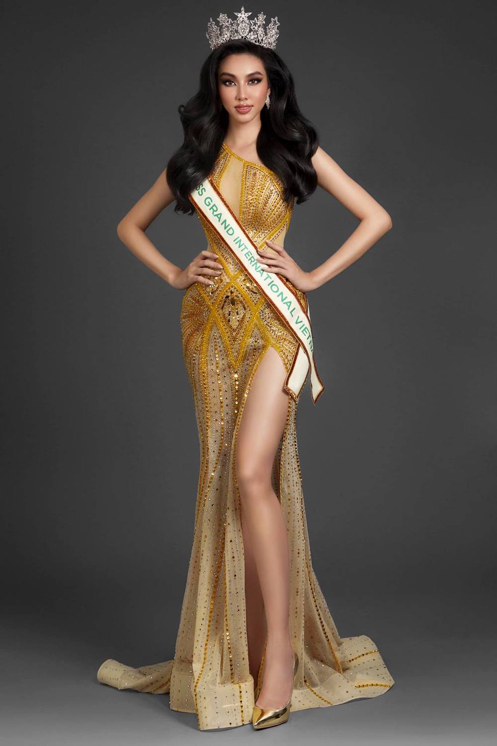 Trước đó, Nguyễn Thúc Thùy Tiên được 'bà trùm hoa hậu' Phạm Kim Dung 'chọn mặt gửi vàng' để đại diện Việt Nam tham dự Miss Grand International 2021