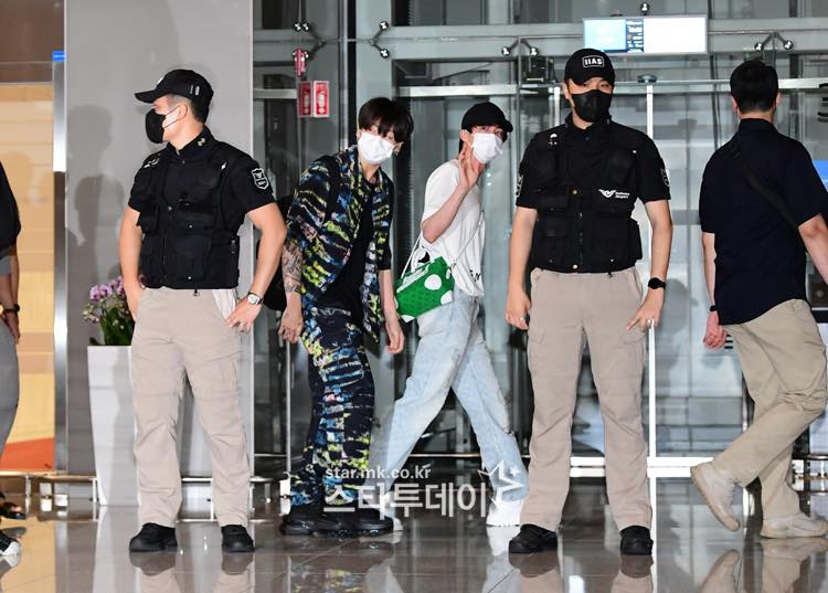 BTS xuất hiện tại sân bay Incheon để lên đường sang Mỹ
