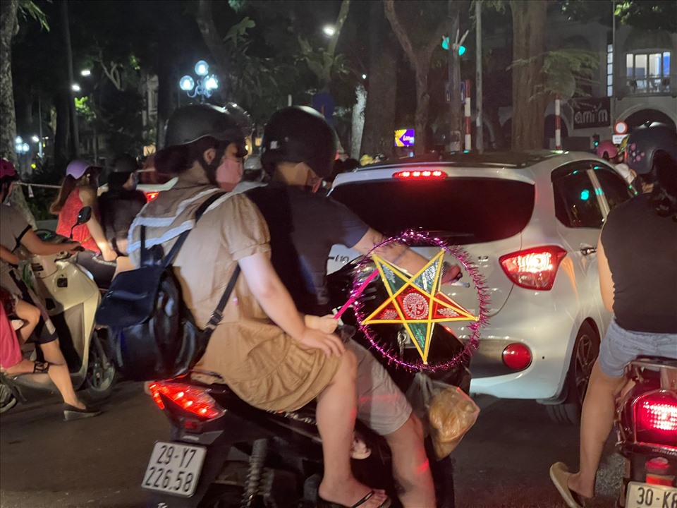 Dường như sau 2 tháng thực hiện Chỉ thị 16, người dân háo hức ra đường tận hưởng không khí đặc biệt trong đêm Trung thu bất chấp Thành phố Hà Nội vẫn đang thực hiện phòng dịch theo chỉ thị 15. Báo Lao động