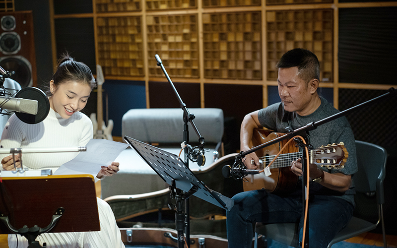 Nhạc sĩ Quốc Bảo trong buổi làm việc cùng với Tiêu Châu Như Quỳnh