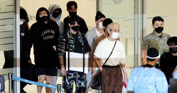 Đoàn 'Đặc phái viên' BTS đáp sân bay Incheon sau chuyến hoạt động tại Liên hợp quốc