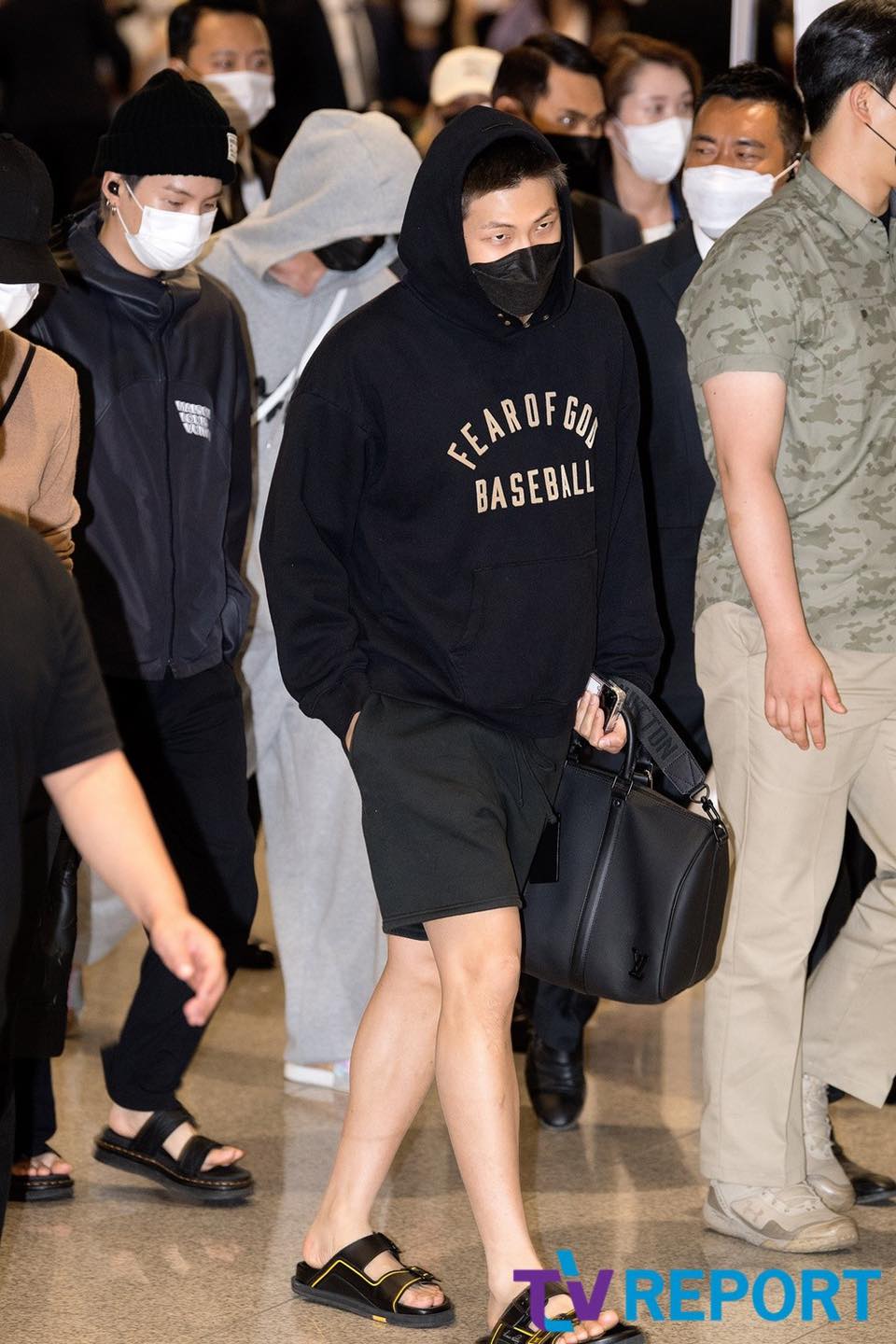 'Thủ lĩnh' RM xuất hiện cực ngầu với trang phục thể thao đen