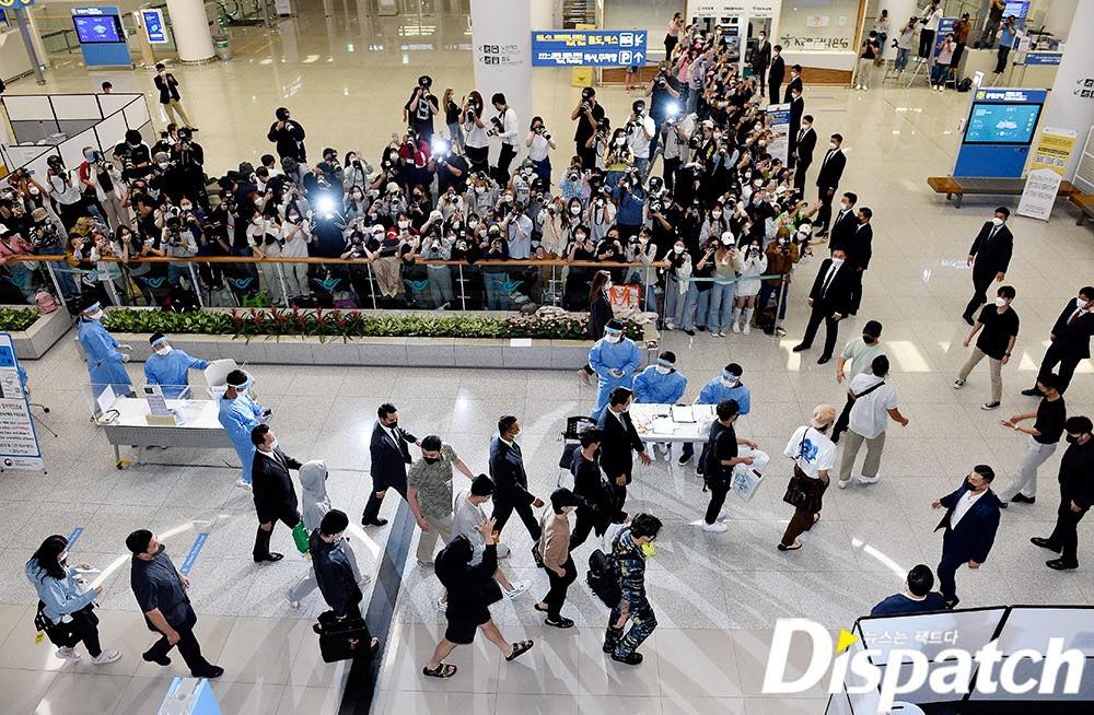 Một góc sân bay 'náo loạn' bởi sự xuất hiện của các thành viên BTS