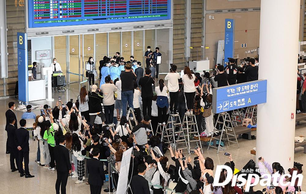 Ngay từ sớm, truyền thông và người hâm mộ đã xuất hiện chờ đợi BTS tại sân bay