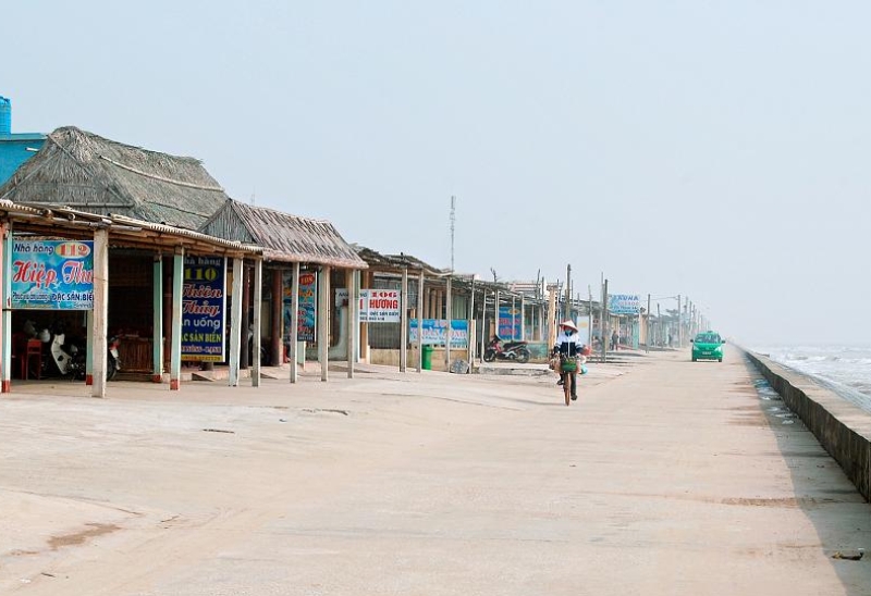 Hình ảnh bãi biển Quất Lâm trước khi có quyết định tháo dỡ