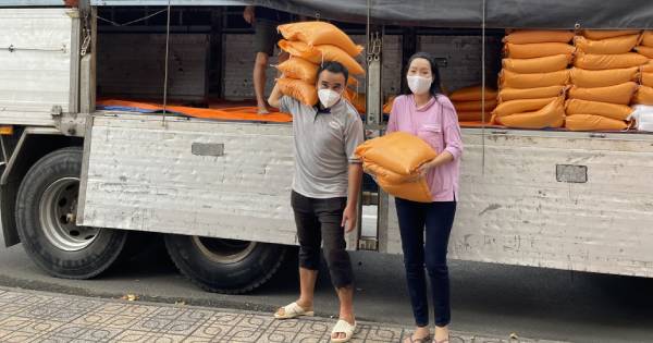 Trịnh Kim Chi nhận 10 tấn gạo từ "tình cũ" Quyền Linh 