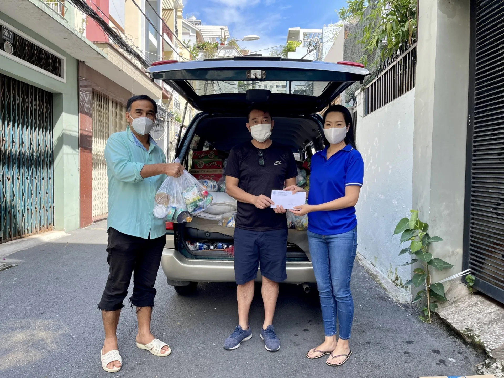 Trịnh Kim Chi nhận 10 tấn gạo từ 