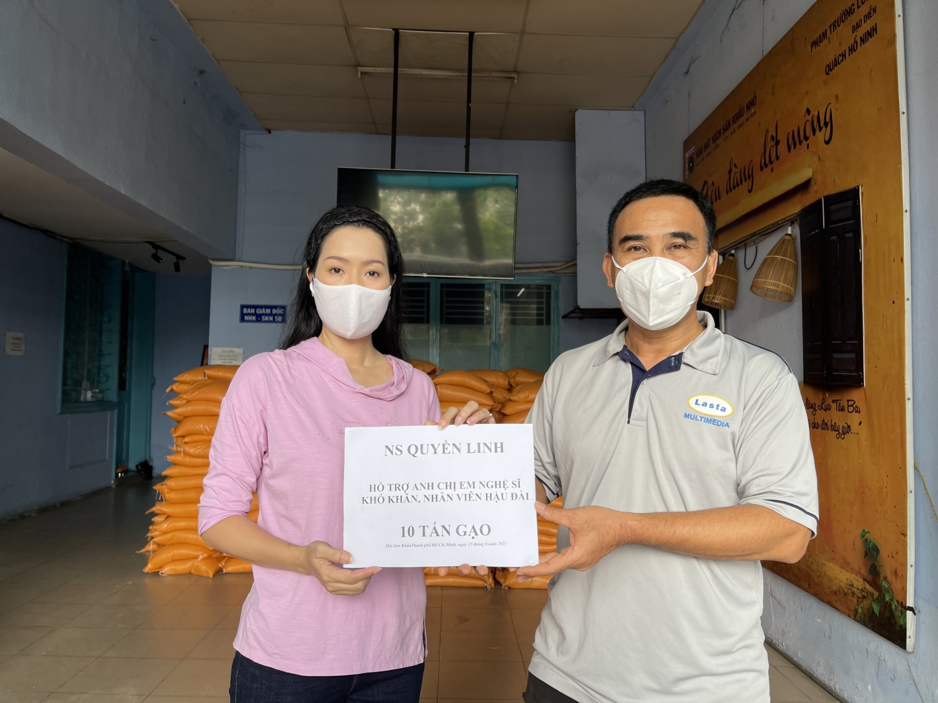 Ngoài 10 tấn gạo, MC Quyền Linh cũng thay mặt nhà hảo tâm, gửi Á hậu Trịnh Kim Chi 100 triệu đồng để nhờ cô chuyển đến những hoàn cảnh khó khăn