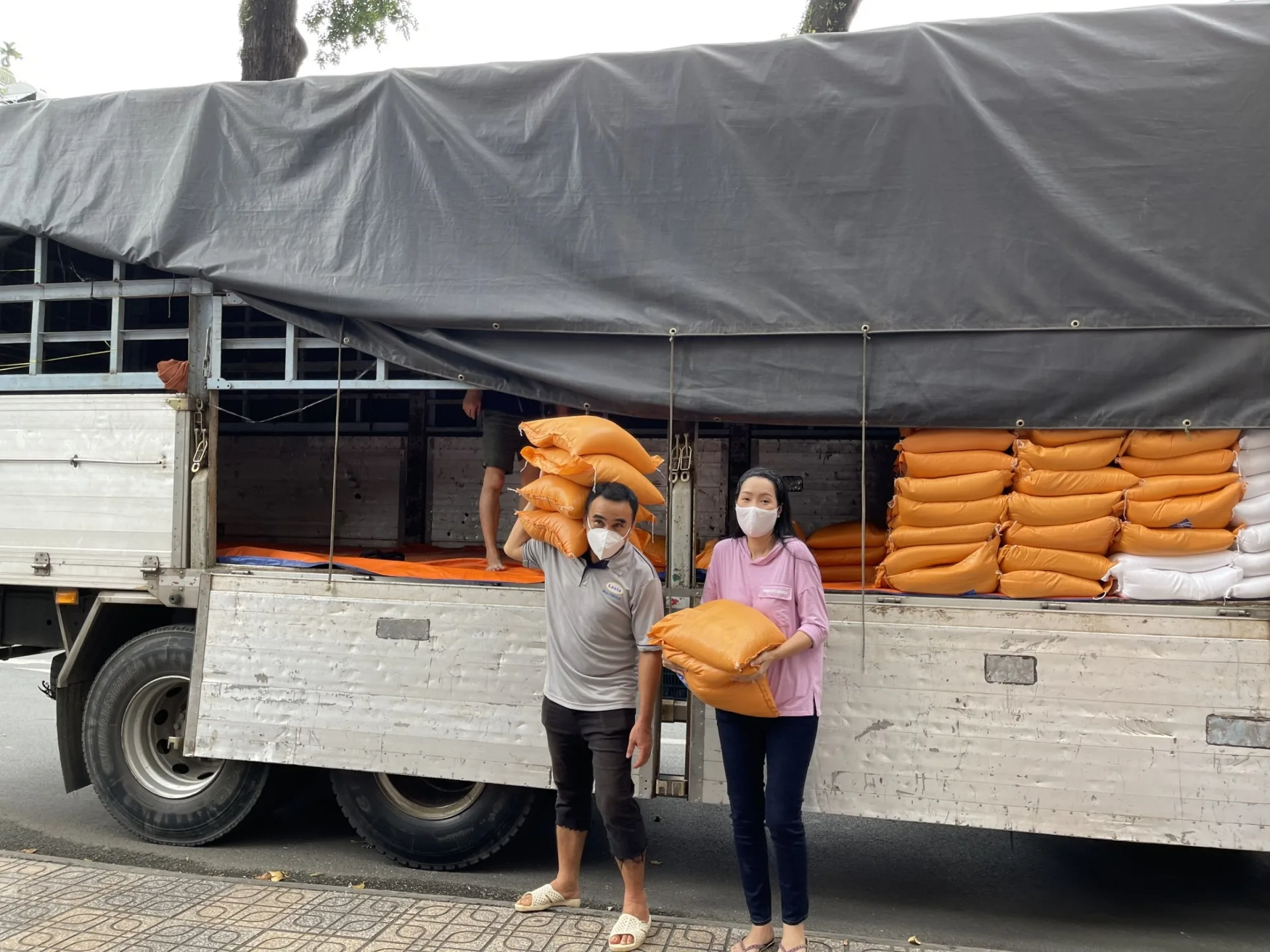Trịnh Kim Chi nhận 10 tấn gạo từ 