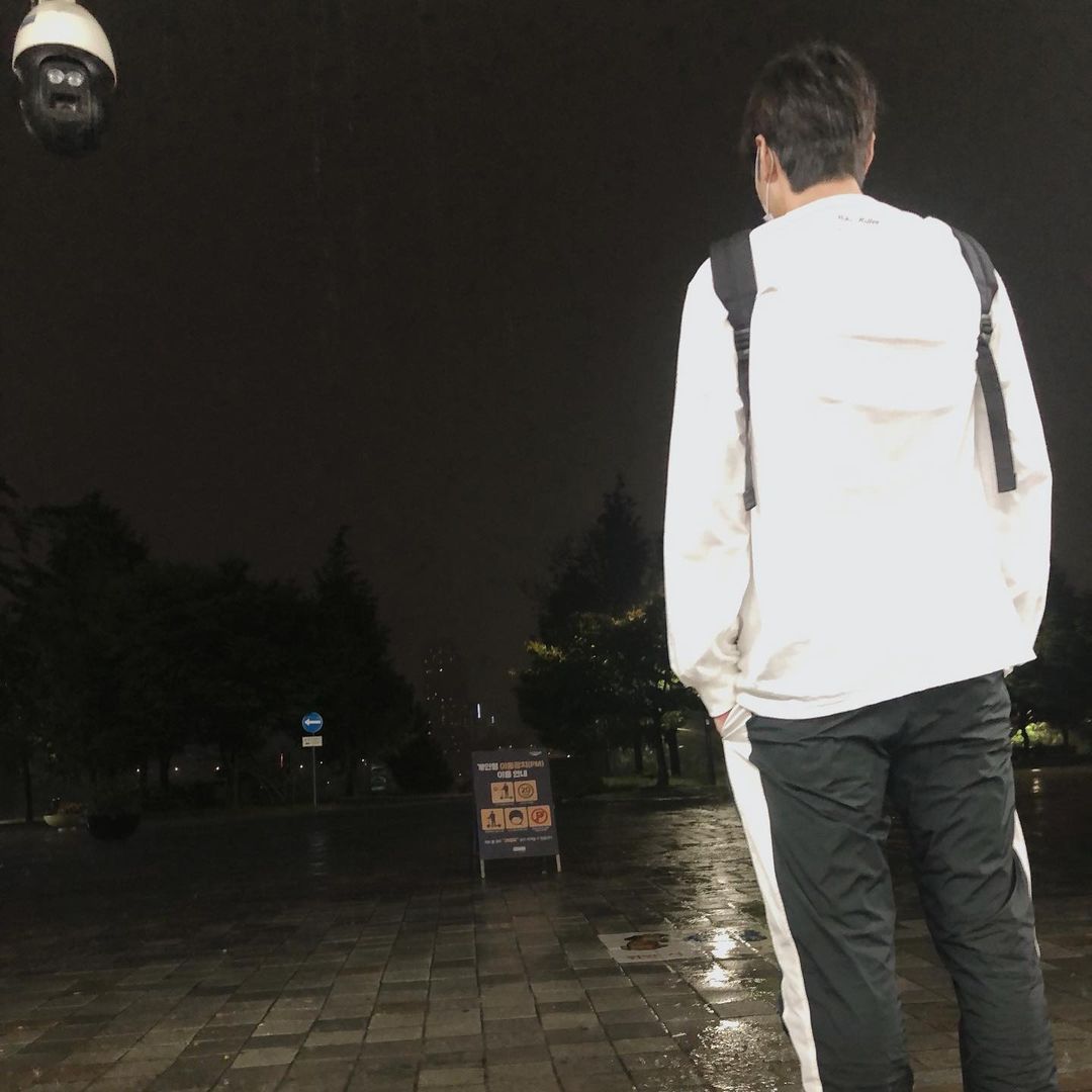Hình ảnh đầy bất lực của Lee Min Ho khi vừa ra ngoài thì trời mưa tầm tã