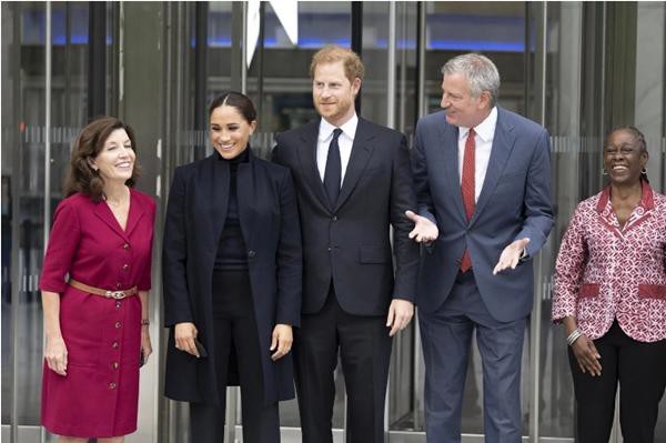 Vợ chồng Harry xuất hiện bên cạnh Thị trưởng Thành phố New York và Thống đốc bang New York
