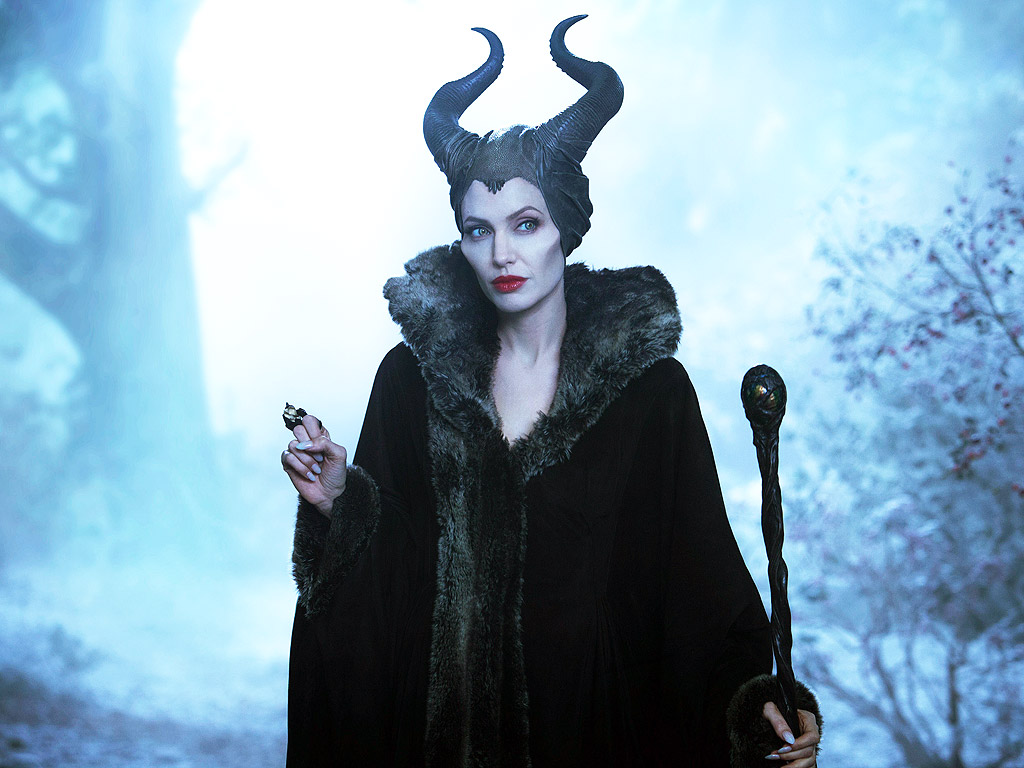 Trước đó, cô cũng từng trải qua quá trình trang điểm kỹ càng để hóa thân vào vai phù thủy Maleficent trong bộ phim cùng tên