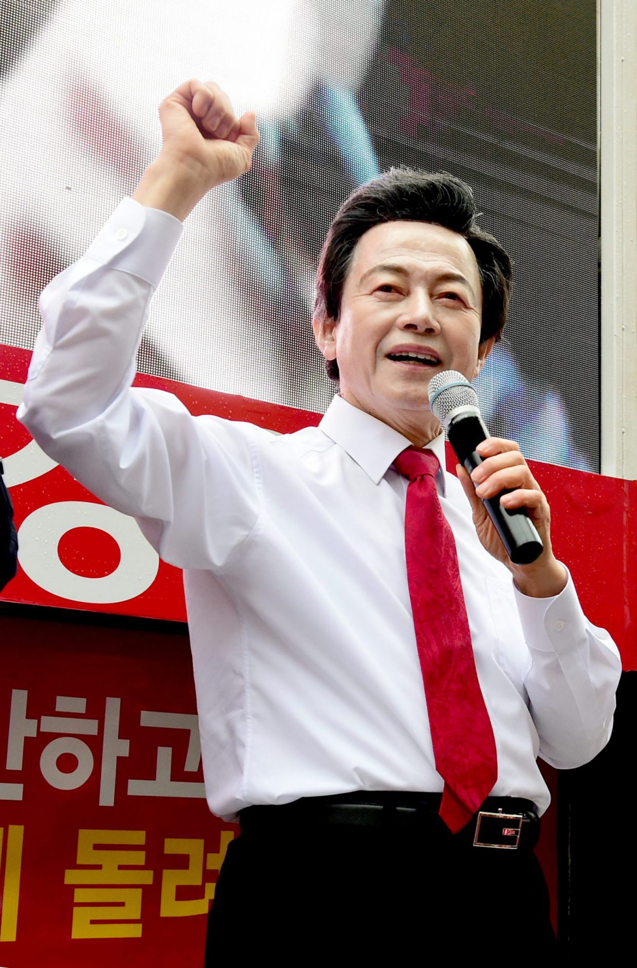 Ứng cử viên Tổng thống Huh Kyung Young đề nghị mua lại số điện thoại bị lộ trên 'Squid Game' với giá gần 2 tỷ đồng