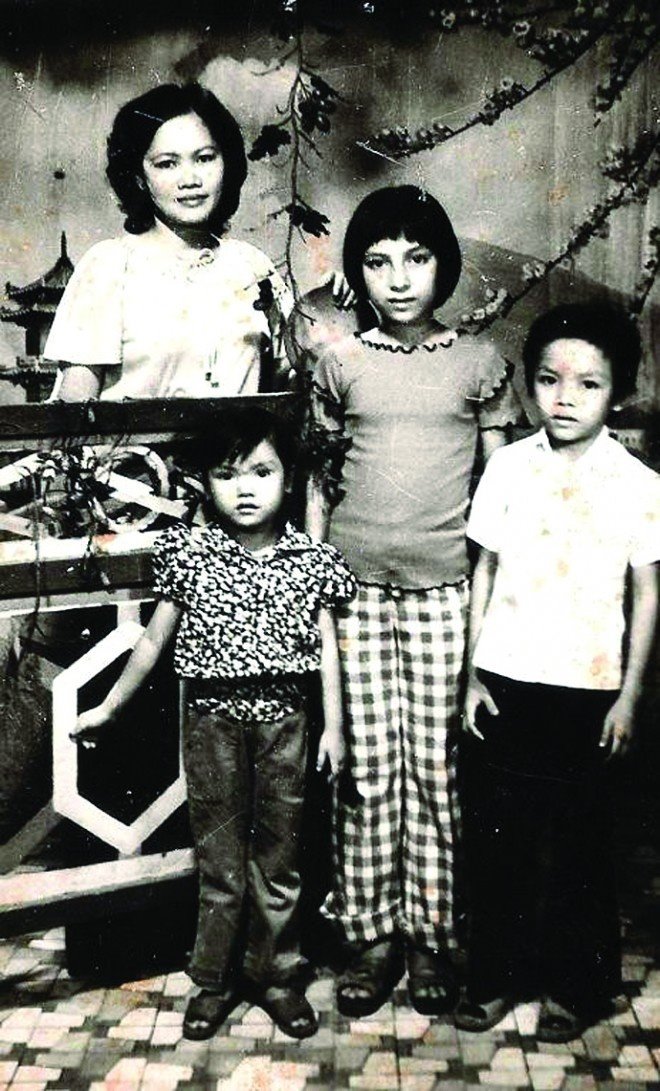 Hình ảnh Phi Nhung cùng mẹ và 2 em. Tại thời điểm này, cô đã gây ấn tượng với vẻ lai Tây nổi bật