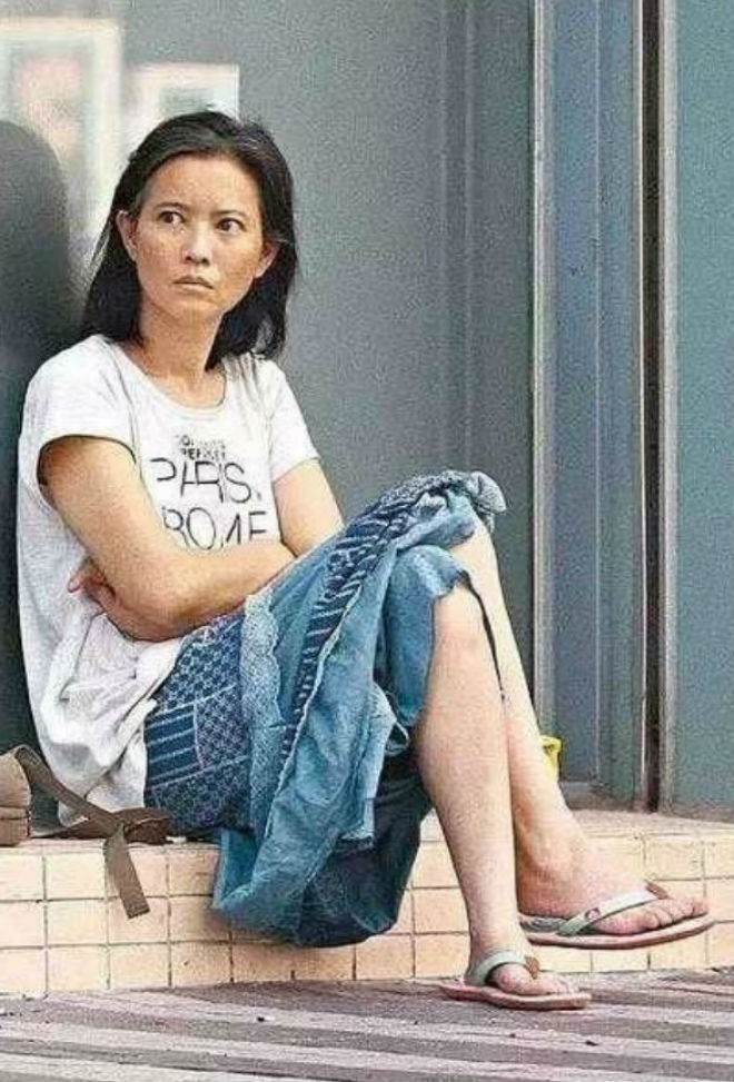Hình ảnh Lam Khiết Anh khi rời showbiz, bị cho là điên dại, lang thang khắp các đường phố Hong Kong