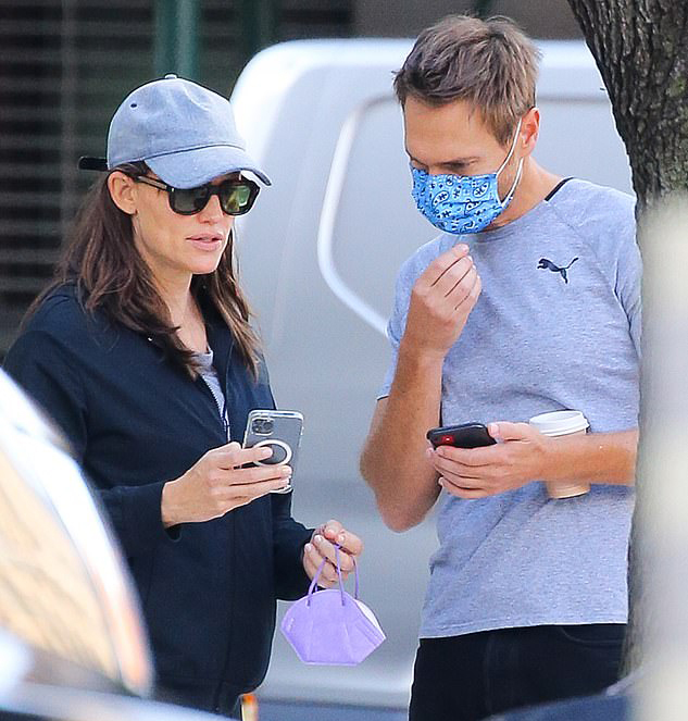 Vợ cũ Ben Affleck xuất hiện bên bạn trai tại nơi chồng cũ và Jennifer Lopez hẹn hò - Ảnh 2