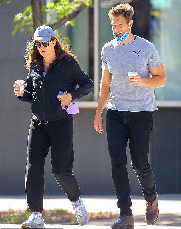 Jennifer Garner và bạn trai doanh nhân diện trang phục đơn giản và năng động trên phố