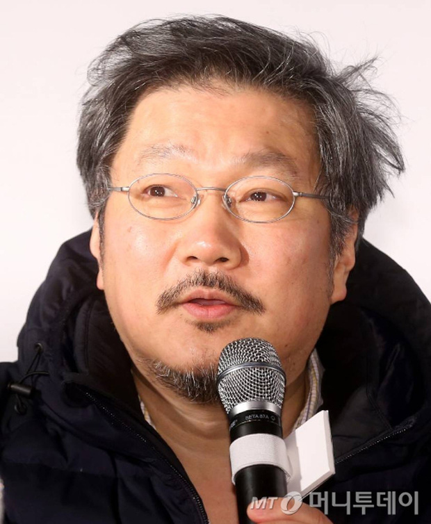 Trước đó, đạo diễn Hong Sang Soo sở hữu khuôn mặt tròn trịa hơn hẳn