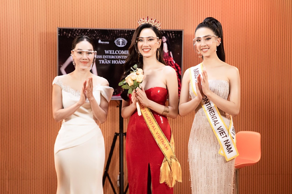 Trần HOàng Ái Nhi được bà Phạm Kim Dung và Á hậu Thúy An trao dải sash tham dự Miss Intercontinental 2021