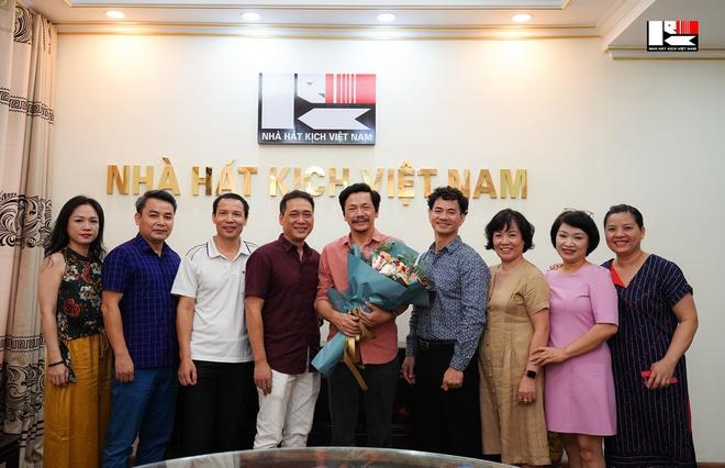 Nghệ sĩ Trung Anh cùng các đồng nghiệp trong buổi chia tay tại Nhà hát Kịch Việt Nam