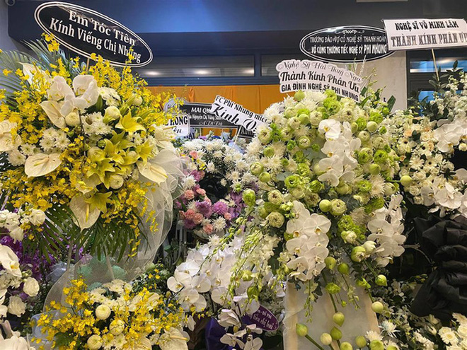 Vòng hoa mà các nghệ sĩ gửi đến viếng ca sĩ Phi Nhung