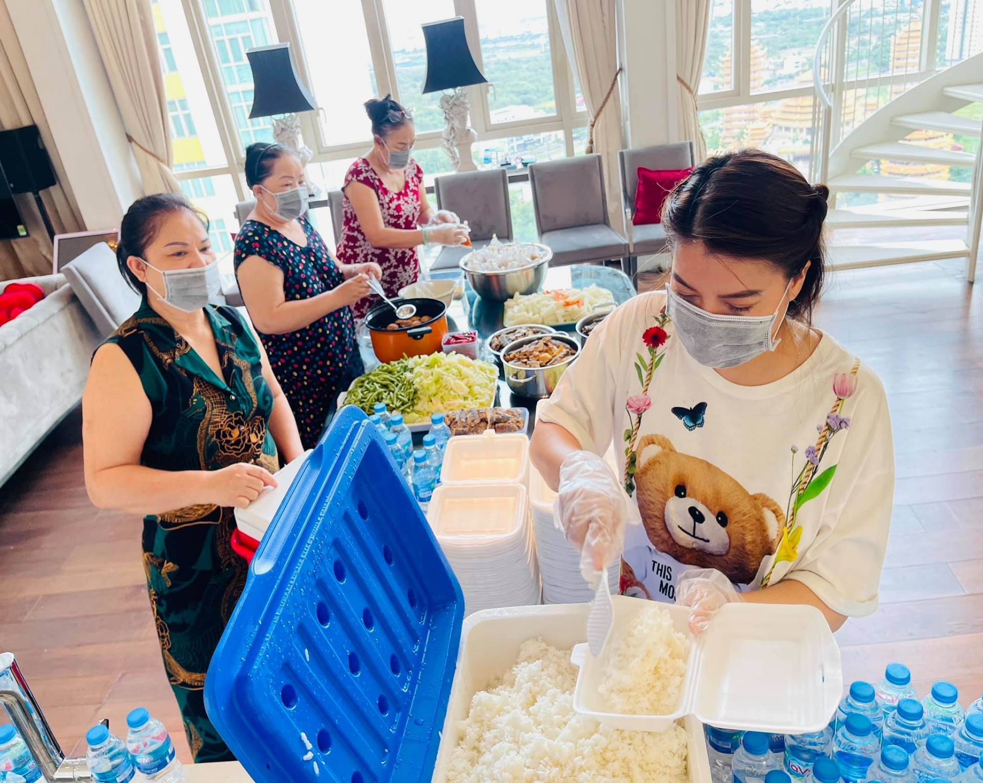 Căn bếp của Trương Ngọc Ánh trong thời gian cô thực hiện công tác từ thiện của mình
