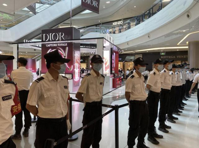 Đội ngũ vệ sĩ của Cảnh Điềm trong sự kiện ở trung tâm thương mại