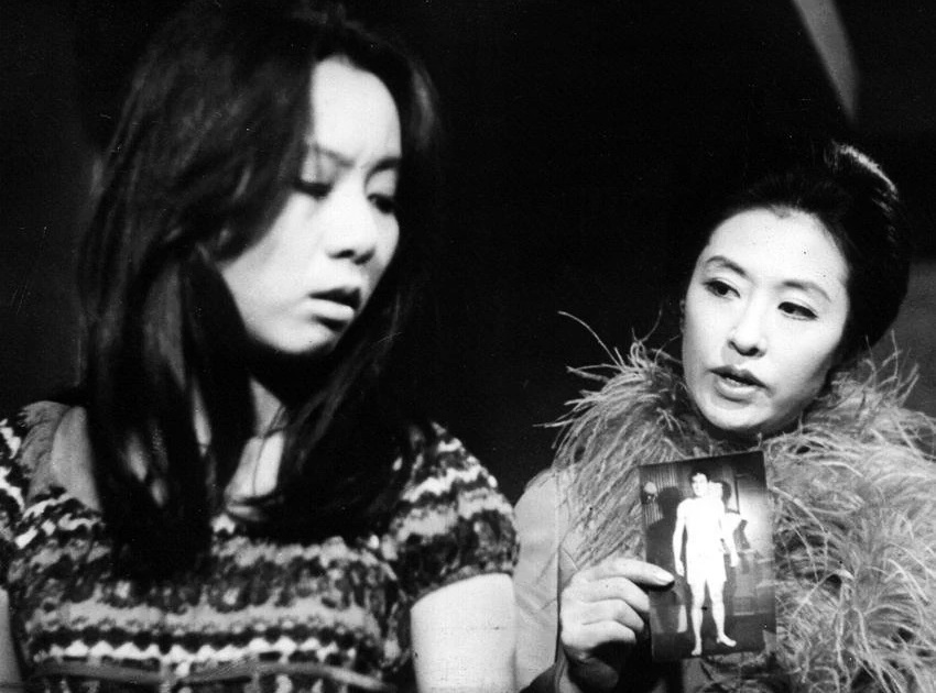 Youn Yuh Jung (trái) trong bộ phim 'The Woman of Fire' đánh dấu việc bà đảm nhận vai chính đầu tiên kể từ khi trở về Hàn Quốc