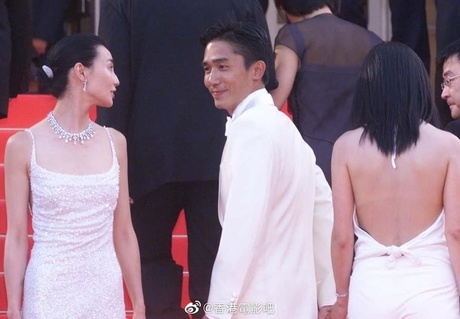 Bức ảnh kinh điển khi Lương Triều Vỹ ngoái lại nhìn Trương Mạn Ngọc dù vẫn đang nắm tay bạn gái Lưu Gia Linh