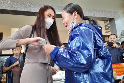 Trước lùm xùm từ thiện của Thủy Tiên, ông Đoàn Mạnh Hùng đã lên tiếng về số tiền mà đoàn thiện nguyện của nữ ca sĩ trao trên địa bàn tỉnh Quảng Trị