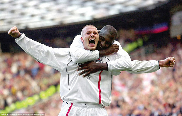 Khoảnh khắc ăn mừng sau khi David Beckham ghi bàn thắng vào lưới của đội tuyển Hy Lạp