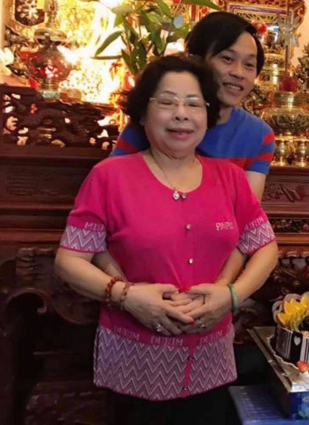 Hoài Linh bên cạnh dì ruột mà ông coi như người mẹ thứ 2