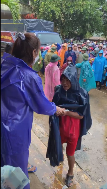 Thủy Tiên trong đợt phát tiền cho người dan ở Quảng Bình