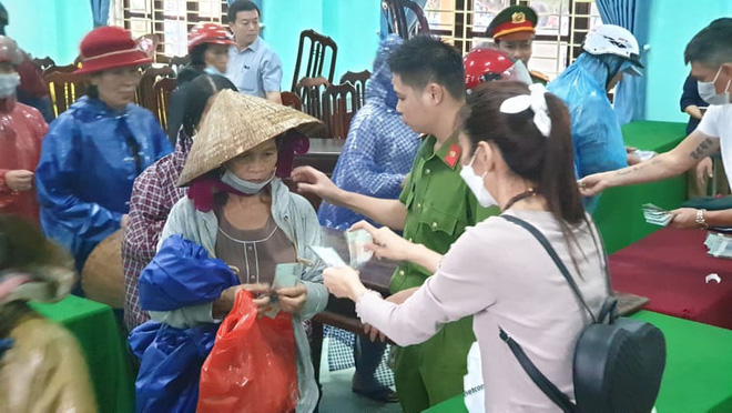 Thủy Tiên trong 1 buổi trao quà từ thiện cho người dân miền Trung